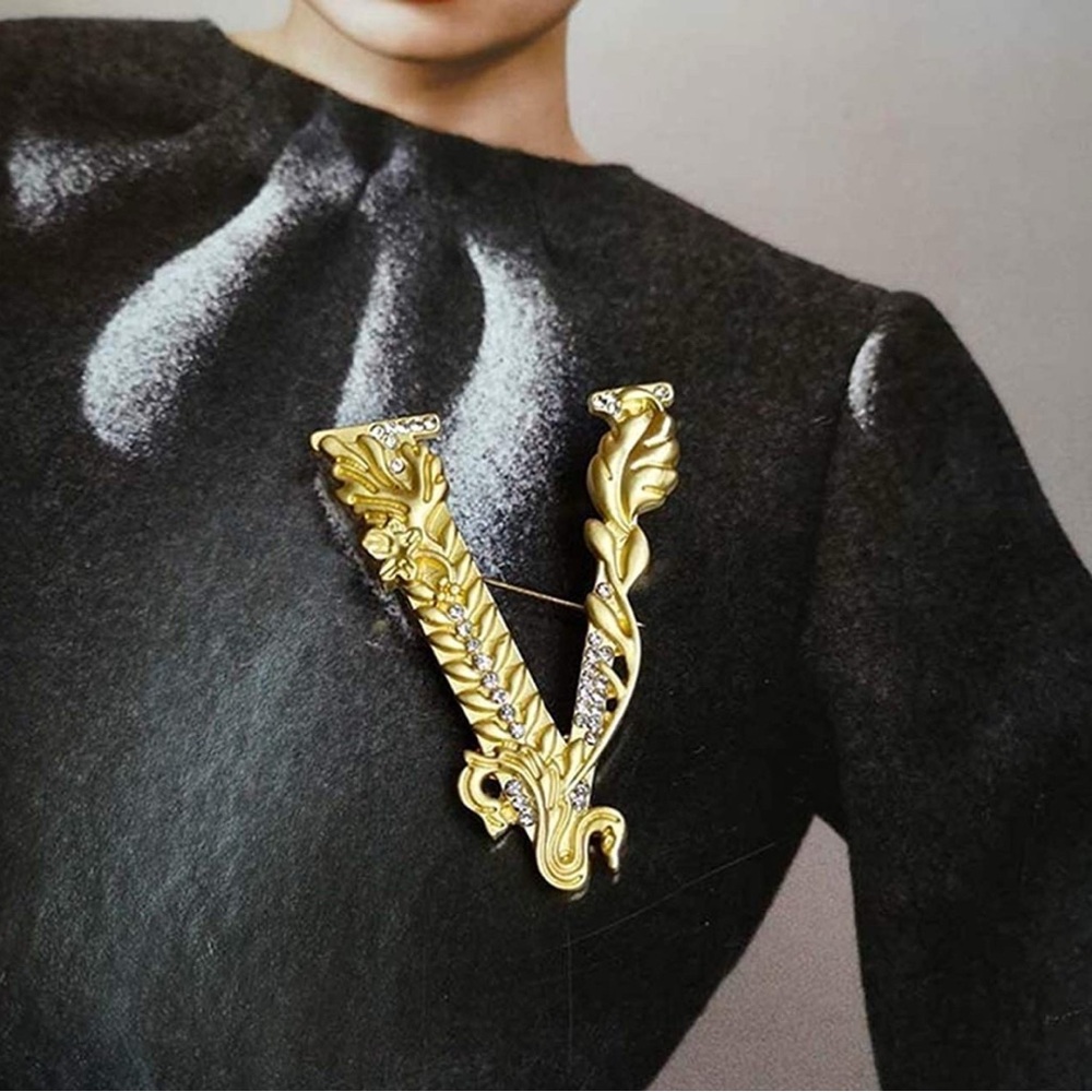 Elegant Gold Brooch with Crystal Accents
